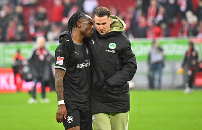 20.12.2025 - Fussball - Saison 2025 2026 - 2. Fussball - Bundesliga - 17. Spieltag: Fortuna Düsseldorf F95 - SpVgg Greuther Fürth ( Kleeblatt ) - Sportfoto Zink MeZi - xmexzix - DFL regulations prohibit any use of photographs as image sequences and or quasi-video - only for editorial use - Noel Futkeu (9, SpVgg Greuther Fürth ) Felix Klaus (30, SpVgg Greuther Fürth, rechts ) enttäuscht Enttäuschung nach Spielende