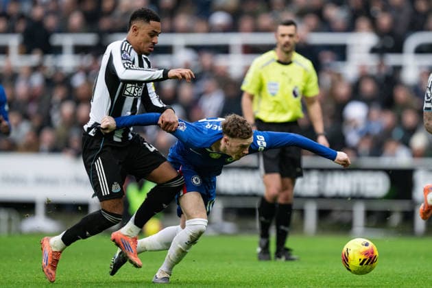 NEWCASTLE UPON TYNE, ENGLAND, DEC 20: Ramsey of Newcastle United (L) and Palmer of Chelsea (R) fight for possession during the Premier League match between Newcastle United and Chelsea FC at St James Park on December 20, 2025 in Newcastle, England. Photo by Will Palmer SPP Copyright: xWillxPalmer SPPx Sportspressphoto_SPR75446
