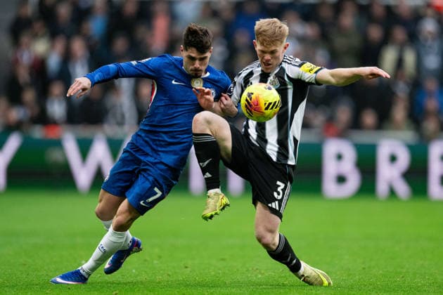 NEWCASTLE UPON TYNE, ENGLAND, DEC 20: Hall of Newcastle United (R) and Pedro Neto of Chelsea (L) fight for possession during the Premier League match between Newcastle United and Chelsea FC at St James Park on December 20, 2025 in Newcastle, England. Photo by Will Palmer SPP Copyright: xWillxPalmer SPPx Sportspressphoto_SPR75448