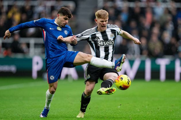 NEWCASTLE UPON TYNE, ENGLAND, DEC 20: Hall of Newcastle United (R) and Pedro Neto of Chelsea (L) fight for possession during the Premier League match between Newcastle United and Chelsea FC at St James Park on December 20, 2025 in Newcastle, England. Photo by Will Palmer SPP Copyright: xWillxPalmer SPPx Sportspressphoto_SPR75449