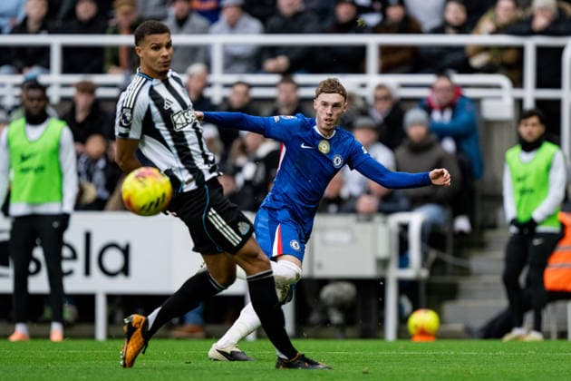 NEWCASTLE UPON TYNE, ENGLAND, DEC 20: Palmer of Chelsea (R) passes the ball under pressure from Thiaw of Newcastle United (L) during the Premier League match between Newcastle United and Chelsea FC at St James Park on December 20, 2025 in Newcastle, England. Photo by Will Palmer SPP Copyright: xWillxPalmer SPPx Sportspressphoto_SPR75450