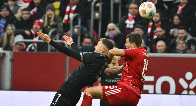 20.12.2025 - Fussball - Saison 2025 2026 - 2. Fussball - Bundesliga - 17. Spieltag: Fortuna Düsseldorf F95 - SpVgg Greuther Fürth ( Kleeblatt ) - Sportfoto Zink - xwoxzix - DFL regulations prohibit any use of photographs as image sequences and or quasi-video - only for editorial use - Dennis Srbeny (7, SpVgg Greuther Fürth ) Tim Oberdorf (15, Fortuna Düsseldorf F95 )