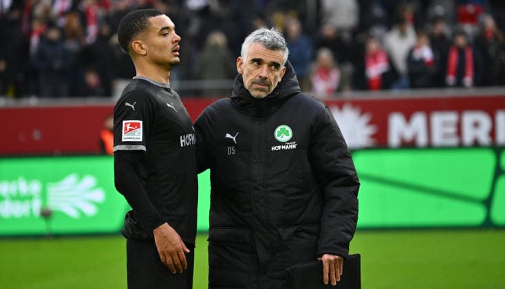 20.12.2025 - Fussball - Saison 2025 2026 - 2. Fussball - Bundesliga - 17. Spieltag: Fortuna Düsseldorf F95 - SpVgg Greuther Fürth ( Kleeblatt ) - Sportfoto Zink - xwoxzix - DFL regulations prohibit any use of photographs as image sequences and or quasi-video - only for editorial use - Maximilian Solomon Dietz (33, SpVgg Greuther Fürth ) Danny Schwarz (Co-Trainer SpVgg Greuther Fürth ) enttäuscht Enttäuschung nach Spielende