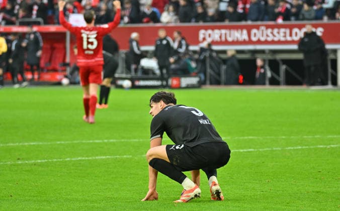 20.12.2025 - Fussball - Saison 2025 2026 - 2. Fussball - Bundesliga - 17. Spieltag: Fortuna Düsseldorf F95 - SpVgg Greuther Fürth ( Kleeblatt ) - Sportfoto Zink MeZi - xmexzix - DFL regulations prohibit any use of photographs as image sequences and or quasi-video - only for editorial use - Reno Münz Muenz (5, SpVgg Greuther Fürth ) enttäuscht Enttäuschung nach Spielende