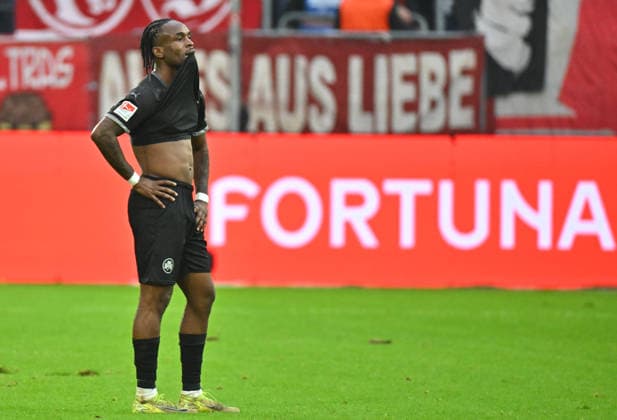 20.12.2025 - Fussball - Saison 2025 2026 - 2. Fussball - Bundesliga - 17. Spieltag: Fortuna Düsseldorf F95 - SpVgg Greuther Fürth ( Kleeblatt ) - Sportfoto Zink MeZi - xmexzix - DFL regulations prohibit any use of photographs as image sequences and or quasi-video - only for editorial use - Noel Futkeu (9, SpVgg Greuther Fürth ) enttäuscht Enttäuschung nach Spielende