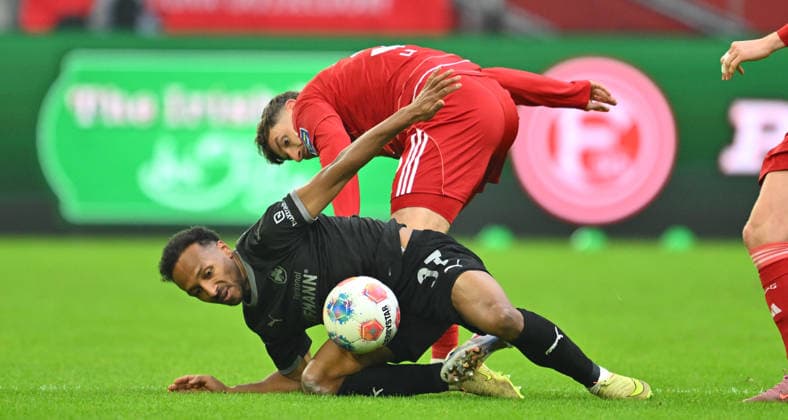 20.12.2025 - Fussball - Saison 2025 2026 - 2. Fussball - Bundesliga - 17. Spieltag: Fortuna Düsseldorf F95 - SpVgg Greuther Fürth ( Kleeblatt ) - Sportfoto Zink - xwoxzix - DFL regulations prohibit any use of photographs as image sequences and or quasi-video - only for editorial use - Julian Green (37, SpVgg Greuther Fürth ) Christopher Lenz (3, Fortuna Düsseldorf F95 )