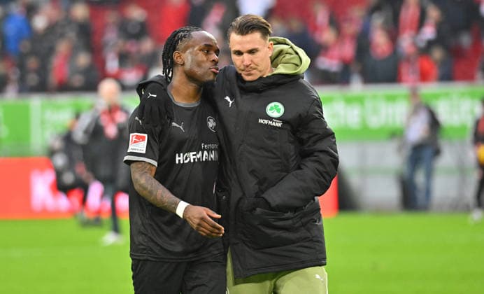 20.12.2025 - Fussball - Saison 2025 2026 - 2. Fussball - Bundesliga - 17. Spieltag: Fortuna Düsseldorf F95 - SpVgg Greuther Fürth ( Kleeblatt ) - Sportfoto Zink MeZi - xmexzix - DFL regulations prohibit any use of photographs as image sequences and or quasi-video - only for editorial use - Noel Futkeu (9, SpVgg Greuther Fürth ) Felix Klaus (30, SpVgg Greuther Fürth, rechts ) enttäuscht Enttäuschung nach Spielende