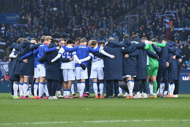 Fußball 2. Bundesliga 17. Spieltag VfL Bochum - Karlsruher SC am 20.12.2025 im Vonovia Ruhrstadion in Bochum Spielerkreis Team Karlsruher SC schwört sich nach dem Spiel ein DFL regulations prohibit any use of photographs as image sequences and or quasi-video.