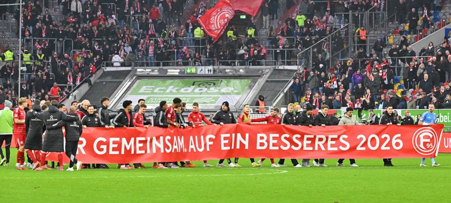 20.12.2025 - Fussball - Saison 2025 2026 - 2. Fussball - Bundesliga - 17. Spieltag: Fortuna Düsseldorf F95 - SpVgg Greuther Fürth ( Kleeblatt ) - Sportfoto Zink MeZi - xmexzix - DFL regulations prohibit any use of photographs as image sequences and or quasi-video - only for editorial use - Florian Kastenmeier (33, Fortuna Düsseldorf F95, rechts ) und Co mit Spruchband für Fans Fanblock nach Spielende