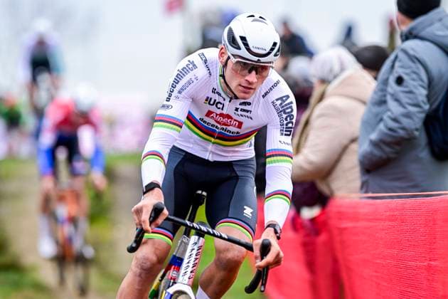 UCI Cyclocross World Cup 2025-2026 Antwerpen ANTWERPEN, BELGIUM - DECEMBER 20 : Van der Poel Mathieu of Alpecin - Deceuninck in action during the 5th leg of the Antwerpen UCI Cyclocross World Cup 2025-2026 a cyclocross race for Men Women on December 20, 2025 in Antwerpen, Belgium, 20 12 2025 ( Antwerpen Belgium  Copyright: xPeterxDexVoechtx