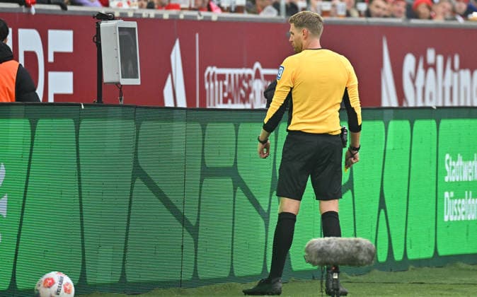 20.12.2025 - Fussball - Saison 2025 2026 - 2. Fussball - Bundesliga - 17. Spieltag: Fortuna Düsseldorf F95 - SpVgg Greuther Fürth ( Kleeblatt ) - Sportfoto Zink MeZi - xmexzix - DFL regulations prohibit any use of photographs as image sequences and or quasi-video - only for editorial use - Timo Gerach ( Schiedsrichter ) Videobeweis VAR