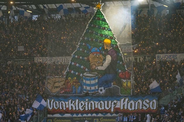 Rostock, Deutschland 20. Dezember 2025: 3. Liga - 2025 2026 - FC Hansa Rostock vs. 1. FC Saarbrücken Im Bild: Im Bild: von kkein auf hansa weihnachten choreo in block 8 9 DFB regulations prohibit any use of photographs as image sequences and or quasi-video. Copyright: xFotostandx xVoelkerx