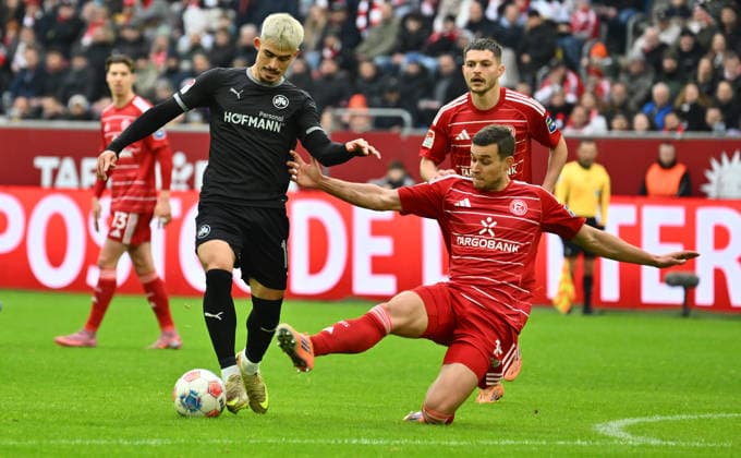 20.12.2025 - Fussball - Saison 2025 2026 - 2. Fussball - Bundesliga - 17. Spieltag: Fortuna Düsseldorf F95 - SpVgg Greuther Fürth ( Kleeblatt ) - Sportfoto Zink - xwoxzix - DFL regulations prohibit any use of photographs as image sequences and or quasi-video - only for editorial use - Aaron Keller (16, SpVgg Greuther Fürth ) Tim Oberdorf (15, Fortuna Düsseldorf F95 )