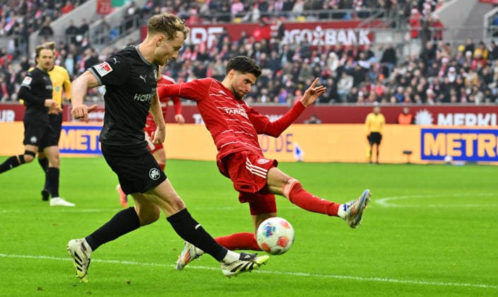 20.12.2025 - Fussball - Saison 2025 2026 - 2. Fussball - Bundesliga - 17. Spieltag: Fortuna Düsseldorf F95 - SpVgg Greuther Fürth ( Kleeblatt ) - Sportfoto Zink - xwoxzix - DFL regulations prohibit any use of photographs as image sequences and or quasi-video - only for editorial use - Jannik Dehm ( 23, SpVgg Greuther Fürth ) Anouar El Azzouzi (8, Fortuna Düsseldorf F95 )