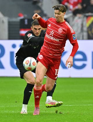 20.12.2025 - Fussball - Saison 2025 2026 - 2. Fussball - Bundesliga - 17. Spieltag: Fortuna Düsseldorf F95 - SpVgg Greuther Fürth ( Kleeblatt ) - Sportfoto Zink MeZi - xmexzix - DFL regulations prohibit any use of photographs as image sequences and or quasi-video - only for editorial use - Cedric Itten (13, Fortuna Düsseldorf F95 ) vor Philipp Ziereis (4, SpVgg Greuther Fürth )