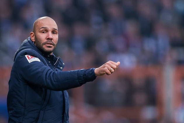 20.12.2025, Fussball, Saison 2025 2026, 2. Bundesliga, 17. Spieltag, VfL Bochum 1848 - Karlsruher SC, Co-Trainer Daniel Gordon (Karlsruher SC) gibt Anweisungen, Bochum Vonovia Ruhrstadion NRW Deutschland xRHR-FOTO DEx