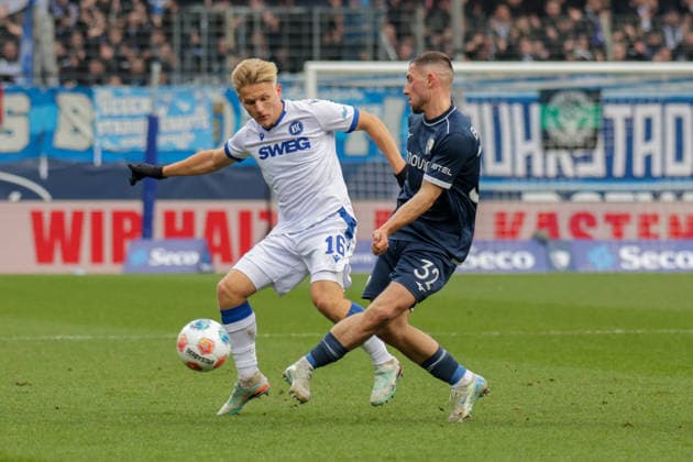 20.12.2025, xgrfx, Fussball 2.Bundesliga, VfL Bochum - Karlsruher SC v.l. Andreas Müller (Karlsruher SC), Philipp Hofmann (VfL Bochum) (DFL DFB REGULATIONS PROHIBIT ANY USE OF PHOTOGRAPHS as IMAGE SEQUENCES and or QUASI-VIDEO) Bochum