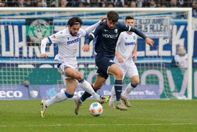 20.12.2025, xgrfx, Fussball 2.Bundesliga, VfL Bochum - Karlsruher SC v.l. Roko Simic (Karlsruher SC), Cajetan Lenz (VfL Bochum) (DFL DFB REGULATIONS PROHIBIT ANY USE OF PHOTOGRAPHS as IMAGE SEQUENCES and or QUASI-VIDEO) Bochum