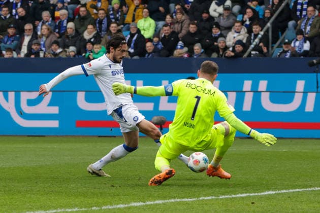 20.12.2025, xgrfx, Fussball 2.Bundesliga, VfL Bochum - Karlsruher SC v.l. Roko Simic (Karlsruher SC), Timo Horn (VfL Bochum) (DFL DFB REGULATIONS PROHIBIT ANY USE OF PHOTOGRAPHS as IMAGE SEQUENCES and or QUASI-VIDEO) Bochum