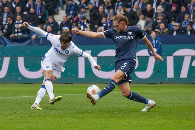 20.12.2025, xgrfx, Fussball 2.Bundesliga, VfL Bochum - Karlsruher SC v.l. Roko Simic (Karlsruher SC), Philipp Strompf (VfL Bochum) (DFL DFB REGULATIONS PROHIBIT ANY USE OF PHOTOGRAPHS as IMAGE SEQUENCES and or QUASI-VIDEO) Bochum