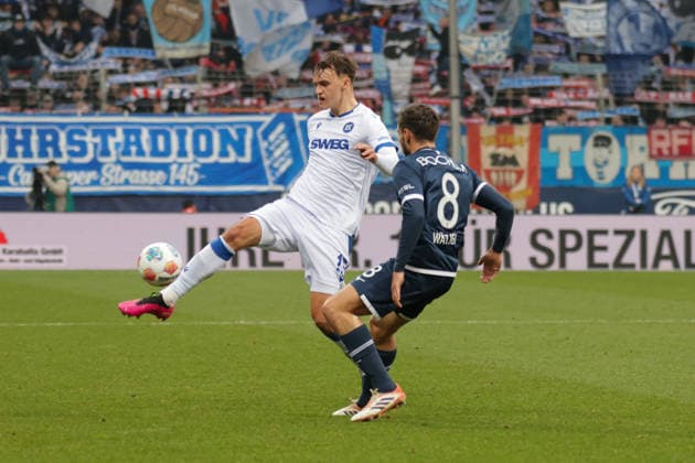 20.12.2025, xgrfx, Fussball 2.Bundesliga, VfL Bochum - Karlsruher SC v.l. Paul Scholl (Karlsruher SC), Kjell Wätjen (VfL Bochum) (DFL DFB REGULATIONS PROHIBIT ANY USE OF PHOTOGRAPHS as IMAGE SEQUENCES and or QUASI-VIDEO) Bochum