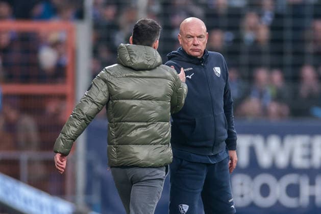 20.12.2025, Fussball, Saison 2025 2026, 2. Bundesliga, 17. Spieltag, VfL Bochum 1848 - Karlsruher SC, v. l. Cheftrainer Christian Eichner (Karlsruher SC) klatscht mit Trainer Uwe Rösler (VfL Bochum 1848) ab, Bochum Vonovia Ruhrstadion NRW Deutschland xRHR-FOTO DEx
