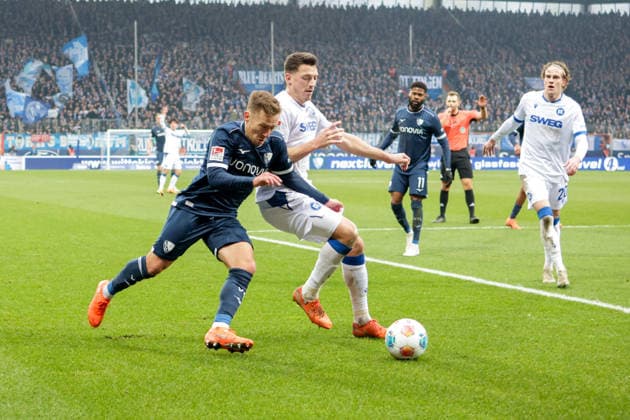 20.12.2025, xgrfx, Fussball 2.Bundesliga, VfL Bochum - Karlsruher SC v.l. Felix Passlack (VfL Bochum), Nicolai Rapp (Karlsruher SC) (DFL DFB REGULATIONS PROHIBIT ANY USE OF PHOTOGRAPHS as IMAGE SEQUENCES and or QUASI-VIDEO) Bochum