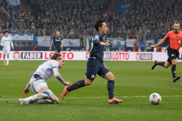 20.12.2025, xgrfx, Fussball 2.Bundesliga, VfL Bochum - Karlsruher SC v.l. David Herold (Karlsruher SC), Koji Miyoshi (VfL Bochum) (DFL DFB REGULATIONS PROHIBIT ANY USE OF PHOTOGRAPHS as IMAGE SEQUENCES and or QUASI-VIDEO) Bochum