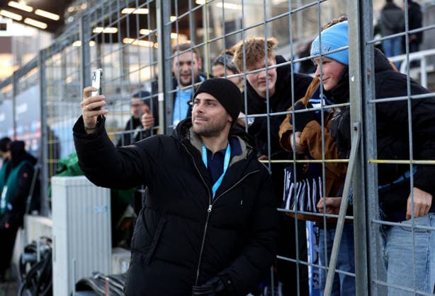 Fussball, Herren, 3.Liga, Saison 2025 2026, TSV 1860 München - SC Verl, Grünwalder Stadion Kevin Volland (TSV 1860 München) macht Selfies mit Fans *** Football, Men, 3 Liga, Season 2025 2026, TSV 1860 Munich SC Verl, Grünwalder Stadion Kevin Volland TSV 1860 Munich takes selfies with fans