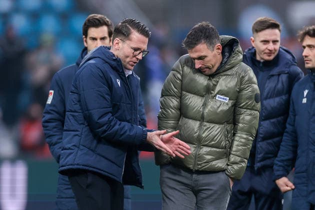 20.12.2025, Fussball, Saison 2025 2026, 2. Bundesliga, 17. Spieltag, VfL Bochum 1848 - Karlsruher SC, v. l. Direktor Profifussball Timon Pauls (Karlsruher SC) diskutiert mit Cheftrainer Christian Eichner (Karlsruher SC), Bochum Vonovia Ruhrstadion NRW Deutschland xRHR-FOTO DEx