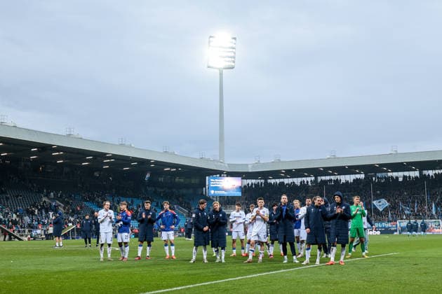 20.12.2025, Fussball, Saison 2025 2026, 2. Bundesliga, 17. Spieltag, VfL Bochum 1848 - Karlsruher SC, Die Spieler des KSC bedanken sich bei den mitgereisten Fans, Bochum Vonovia Ruhrstadion NRW Deutschland xRHR-FOTO DEx