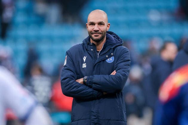 20.12.2025, Fussball, Saison 2025 2026, 2. Bundesliga, 17. Spieltag, VfL Bochum 1848 - Karlsruher SC, Co-Trainer Daniel Gordon (Karlsruher SC) lacht, Bochum Vonovia Ruhrstadion NRW Deutschland xRHR-FOTO DEx