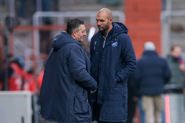 20.12.2025, Fussball, Saison 2025 2026, 2. Bundesliga, 17. Spieltag, VfL Bochum 1848 - Karlsruher SC, v. l. Vize-Präsident Uwe Maisch (Karlsruher SC), Co-Trainer Daniel Gordon (Karlsruher SC), Bochum Vonovia Ruhrstadion NRW Deutschland xRHR-FOTO DEx