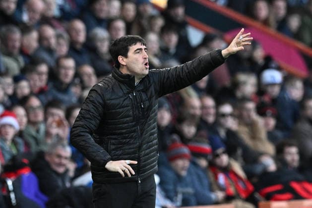 Bournemouth v Burnley, Premier League AFC Bournemouth manager Andoni Iraola gestures during the Premier League match between Bournemouth and Burnley at the Vitality Stadium, Bournemouth, UK on 20 December 2025. Bournemouth Vitality Stadium Dorset UK Editorial use only DataCo restrictions apply See www.football-dataco.com , Copyright: xGrahamxHuntx PSI-23457-0048