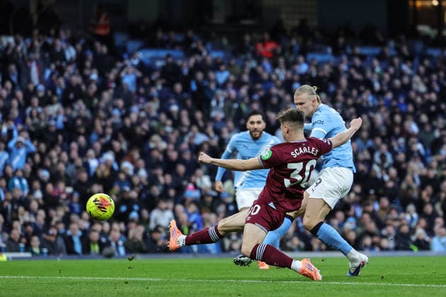 Premier League Manchester City v West Ham United Erling Haaland of Manchester City scores to make it 1-0 during the Premier League match Manchester City vs West Ham United at Etihad Stadium, Manchester, United Kingdom, 20th December 2025 (Photo by Mark Cosgrove News Images) Manchester Etihad Stadium Manchester United, ManU Kingdom Copyright: xMarkxCosgrove NewsxImagesx