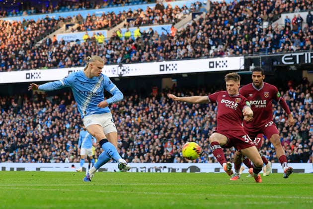 Manchester City v West Ham United Premier League 20 12 2025. Erling Haaland (9) of Manchester City scores to make it 1-0 during the Premier League match between Manchester City and West Ham United at the Etihad Stadium, Manchester, England on 20 December 2025. Manchester Etihad Stadium Manchester England Editorial use only DataCo restrictions apply See www.football-dataco.com , Copyright: xConorxMolloyx PSI-23451-0013