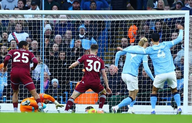 Erling Haaland of Manchester City scores the opening goal Manchester City v West Ham United, Premier League, Football, Etihad Stadium, Manchester, UK - 20 Dec 2025Manchester Etihad Stadium United Kingdom EDITORIAL USE ONLY No use with unauthorised audio, video, data, fixture lists, club league logos or live services. Online in-match use limited to 120 images, no video emulation. No use in betting, games or single club league player publications. Copyright: xMattxWest Shutterstockx 16148949i