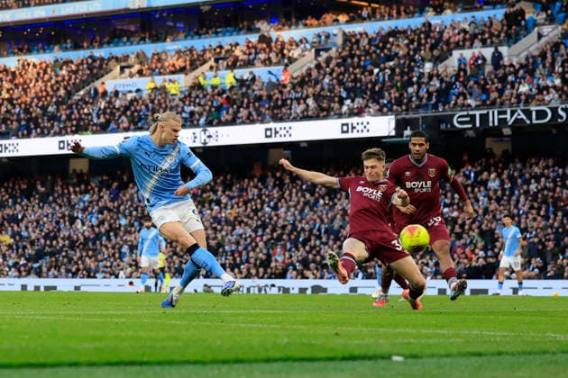 Manchester City v West Ham United Premier League 20 12 2025. Erling Haaland (9) of Manchester City scores to make it 1-0 during the Premier League match between Manchester City and West Ham United at the Etihad Stadium, Manchester, England on 20 December 2025. Manchester Etihad Stadium Manchester England Editorial use only DataCo restrictions apply See www.football-dataco.com , Copyright: xConorxMolloyx PSI-23451-0014