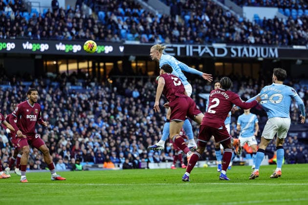 Premier League Manchester City v West Ham United Erling Haaland of Manchester City heads on goal during the Premier League match Manchester City vs West Ham United at Etihad Stadium, Manchester, United Kingdom, 20th December 2025 (Photo by Mark Cosgrove News Images) Manchester Etihad Stadium Manchester United, ManU Kingdom Copyright: xMarkxCosgrove NewsxImagesx