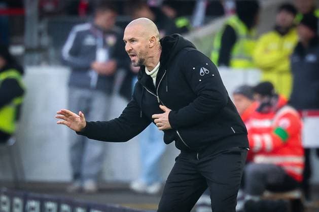 Cheftrainer Christian Ilzer (TSG 1899 Hoffenheim) gibt Anweisungen an die Mannschaft, VfB Stuttgart vs. TSG Hoffenheim 1899, Fussball, Bundesliga, DFL, Saison 2025 2026, Hinrunde, 15. Spieltag, 20.12.2025 DFB regulations prohibit any use of photographs as image sequences and or quasi-video Stuttgart Baden-Wuerttemberg Deutschland *** Head coach Christian Ilzer TSG 1899 Hoffenheim gives instructions to the team, VfB Stuttgart vs TSG Hoffenheim 1899, Football, Bundesliga, DFL, Saison 2025 2026, Hinrunde, 15 Spieltag, 20 12 2025 DFB regulations prohibit any use of photographs as image sequences and or quasi video Stuttgart Baden Wuerttemberg Germany Copyright: xkolbert-press MartinxAgüerax