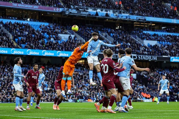 Premier League Manchester City v West Ham United Josko Gvardiol of Manchester City heads on goal and is caught by the hand of West Ham United goalkeeper Alphonse Areola during the Premier League match Manchester City vs West Ham United at Etihad Stadium, Manchester, United Kingdom, 20th December 2025 (Photo by Mark Cosgrove News Images) Manchester Etihad Stadium Manchester United, ManU Kingdom Copyright: xMarkxCosgrove NewsxImagesx