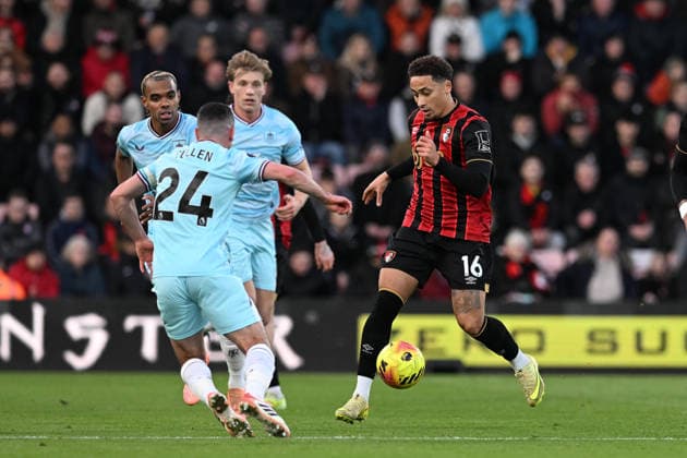 Bournemouth v Burnley, Premier League Marcus Tavernier (16) of AFC Bournemouth on the attack battles for possession with Josh Cullen (24) of Burnley during the Premier League match between Bournemouth and Burnley at the Vitality Stadium, Bournemouth, UK on 20 December 2025. Bournemouth Vitality Stadium Dorset UK Editorial use only DataCo restrictions apply See www.football-dataco.com , Copyright: xGrahamxHuntx PSI-23457-0057
