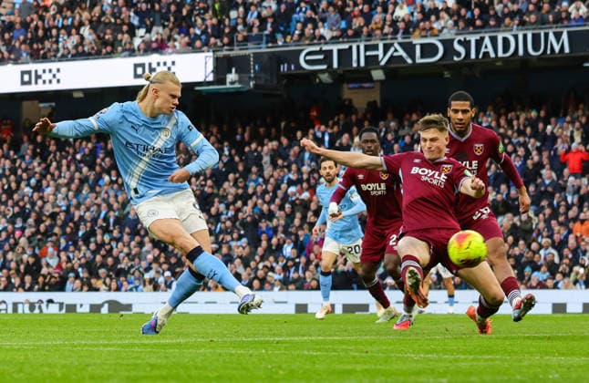 20th December 2025; Etihad Stadium, Manchester, Lancashire, England; Premier League Football, Manchester City versus West Ham United; Erling Haaland of Manchester City scores in the 6th minute for 1-0  RogerxEvans