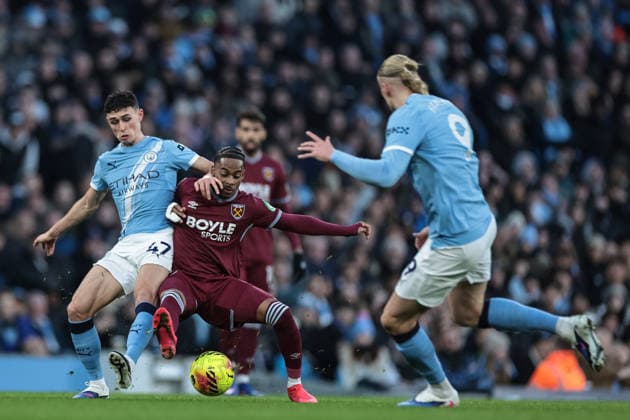 Premier League Manchester City v West Ham United Phil Foden of Manchester City and Crysencio Summerville of West Ham United battle for the ball during the Premier League match Manchester City vs West Ham United at Etihad Stadium, Manchester, United Kingdom, 20th December 2025 (Photo by Mark Cosgrove News Images) Manchester Etihad Stadium Manchester United, ManU Kingdom Copyright: xMarkxCosgrove NewsxImagesx