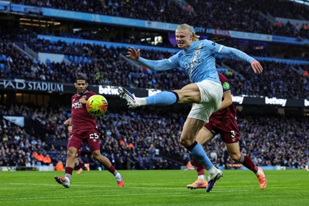 Premier League Manchester City v West Ham United Erling Haaland of Manchester City shoots on goal an hits the side netting during the Premier League match Manchester City vs West Ham United at Etihad Stadium, Manchester, United Kingdom, 20th December 2025 (Photo by Mark Cosgrove News Images) Manchester Etihad Stadium Manchester United, ManU Kingdom Copyright: xMarkxCosgrove NewsxImagesx