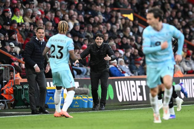 Bournemouth v Burnley, Premier League AFC Bournemouth manager Andoni Iraola gestures during the Premier League match between Bournemouth and Burnley at the Vitality Stadium, Bournemouth, UK on 20 December 2025. Bournemouth Vitality Stadium Dorset UK Editorial use only DataCo restrictions apply See www.football-dataco.com , Copyright: xGrahamxHuntx PSI-23457-0064