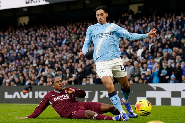 Manchester, England, 20th December 2025. Tijjani Reijnders of Manchester City (R) is challenged by Kyle Walker-Peters of West Ham United during the Manchester City vs West Ham United Premier League match at the Etihad Stadium, Manchester. Picture credit should read: Andrew Yates Sportimage EDITORIAL USE ONLY. No use with unauthorised audio, video, data, fixture lists, club league logos or live services. Online in-match use limited to 120 images, no video emulation. No use in betting, games or single club league player publications. SPI_014_AY_MAN_CITY_WEST_HAM SPI-4385-0013