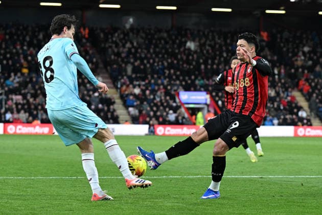Bournemouth v Burnley, Premier League Evanilson (9) of AFC Bournemouth battles for possession with Hjalmar Ekdal (18) of Burnley during the Premier League match between Bournemouth and Burnley at the Vitality Stadium, Bournemouth, UK on 20 December 2025. Bournemouth Vitality Stadium Dorset UK Editorial use only DataCo restrictions apply See www.football-dataco.com , Copyright: xGrahamxHuntx PSI-23457-0066