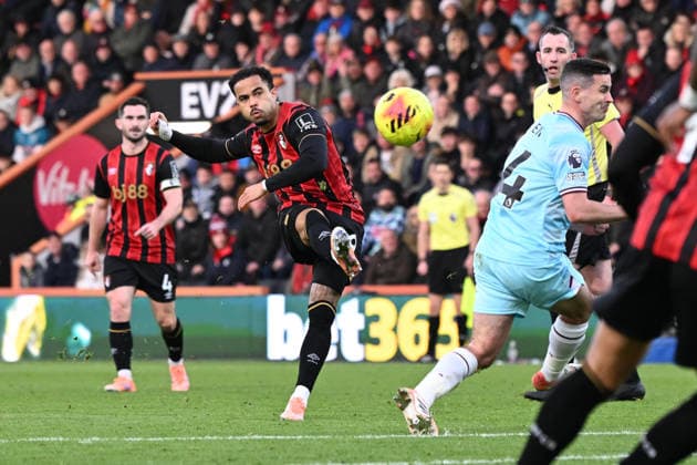 Bournemouth v Burnley, Premier League Justin Kluivert (19) of AFC Bournemouth shoots at goal and misses the target during the Premier League match between Bournemouth and Burnley at the Vitality Stadium, Bournemouth, UK on 20 December 2025. Bournemouth Vitality Stadium Dorset UK Editorial use only DataCo restrictions apply See www.football-dataco.com , Copyright: xGrahamxHuntx PSI-23457-0067