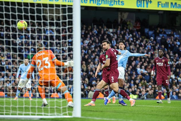 Premier League Manchester City v West Ham United Tijjani Reijnders of Manchester City scores to make it 2-0 during the Premier League match Manchester City vs West Ham United at Etihad Stadium, Manchester, United Kingdom, 20th December 2025 (Photo by Mark Cosgrove News Images) Manchester Etihad Stadium Manchester United, ManU Kingdom Copyright: xMarkxCosgrove NewsxImagesx